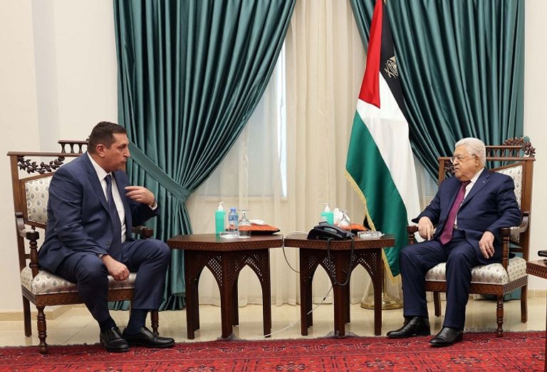 فلاديمير سافرونكوف في لقاء سابق مع الرئيس الفلسطيني محمود عباس الممثل الخاص لوزارة الخارجية الروسية لشؤون الشرق الأوسط فلاديمير سافرونكوف