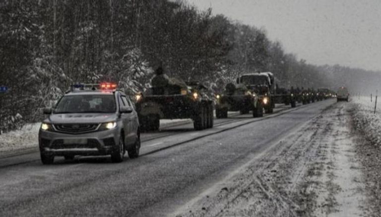 مركبات عسكرية للجيش البيلاروسي تقوم بدوريات قرب أوكرانيا