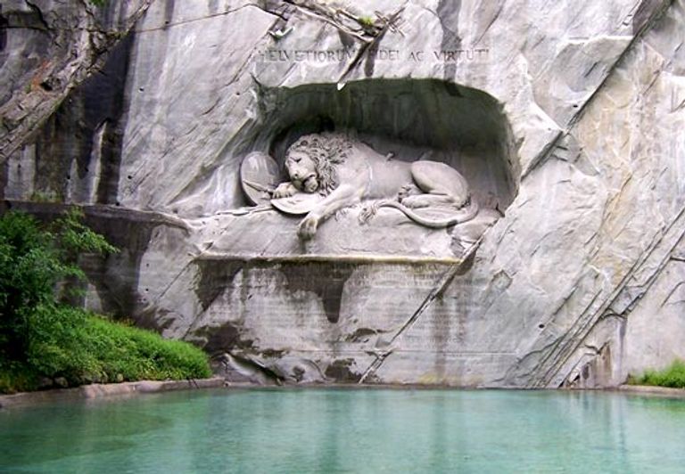 نصب الاسد أحد معالم السياحة في لوزيرن 6 من أفضل الأماكن السیاحیة في لوزيرن