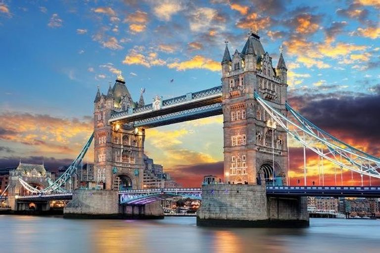 جسر البرج أحد أشهر معالم إنجلترا