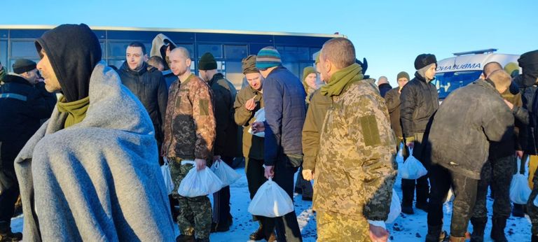 جانب من عملية تبادل الأسرى بين روسيا وأوكرانيا