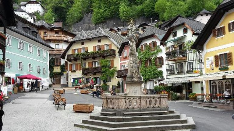 ساحة "Marktplaz" أحد أماكن السياحة في هالستات السياحة في هالستات…4 مقاصد في أجمل مدينة نمساوية