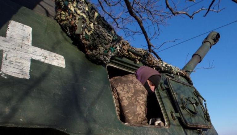 جندي أوكراني يطل مدفع هاويرز في منطقة دونيتسك - رويترز