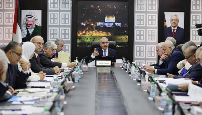 رئيس الوزراء الفلسطيني محمد اشتية خلال جلسة الحكومة اليوم - وفا