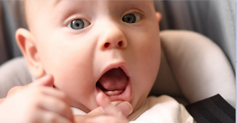 التسنين عادة ما يبدأ مع بلوغ الرضيع عمر 6 أشهر تقريبا