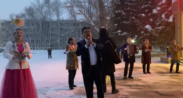 حلوى وورود في استقبال وفد المجلس العالمي للمجتمعات المسلمة