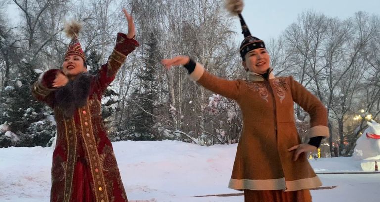 حلوى وورود في استقبال وفد المجلس العالمي للمجتمعات المسلمة