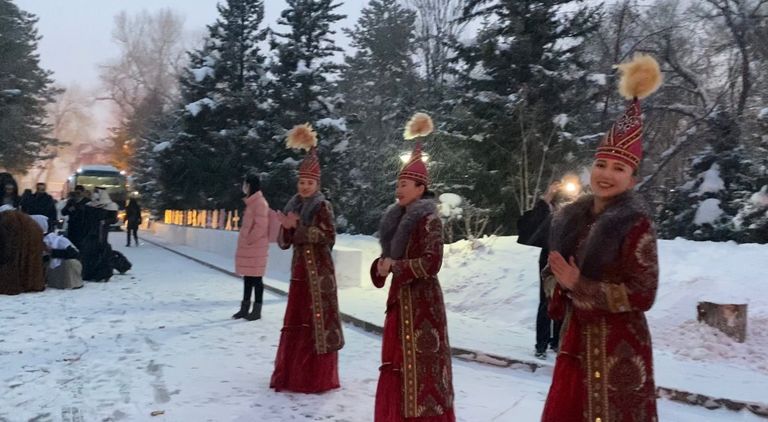 حلوى وورود في استقبال وفد المجلس العالمي للمجتمعات المسلمة