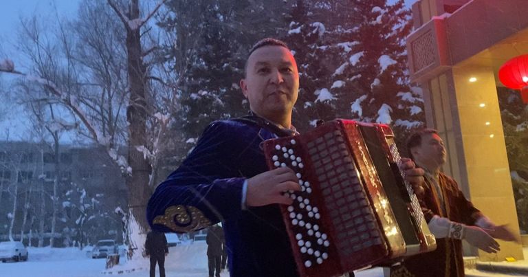 حلوى وورود في استقبال وفد المجلس العالمي للمجتمعات المسلمة