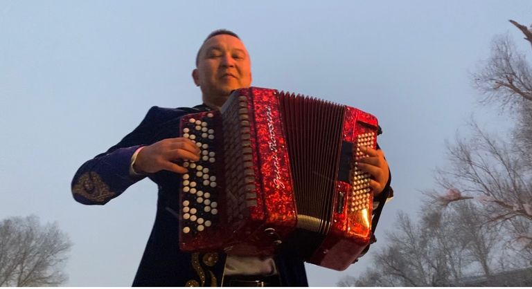 حلوى وورود في استقبال وفد المجلس العالمي للمجتمعات المسلمة