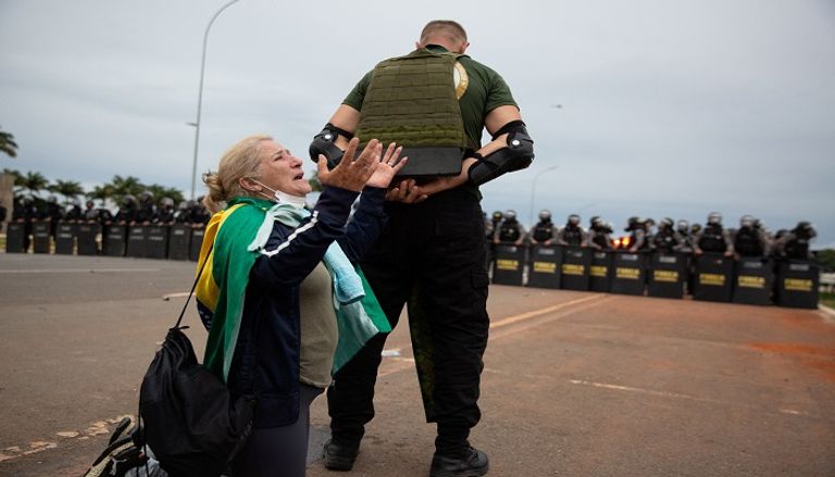 مؤيدة للرئيس البرازيلي السابق جاير بولسونارو تحمل العلم البرازيلي