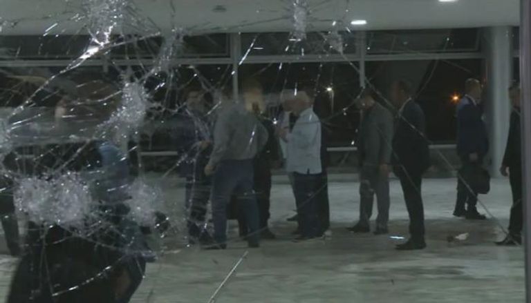 صورة متداولة للرئيس البرازيلي خلال تفقّد القصر الرئاسي 