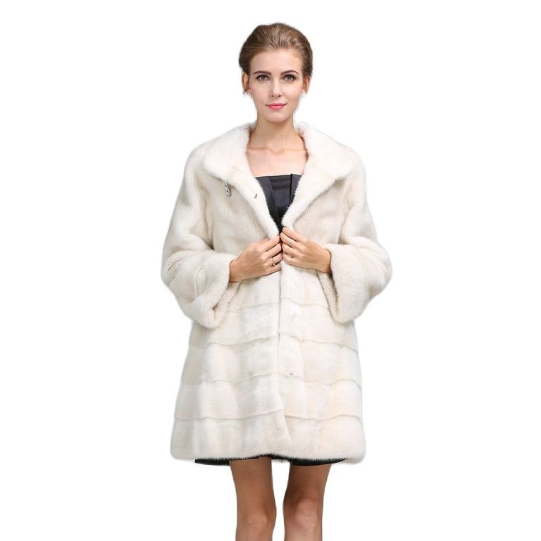 المعطف الأبيض الكريمي موضة شتاء 2023