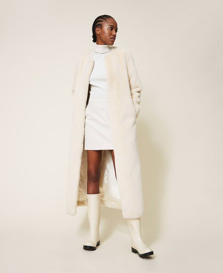 المعطف الأبيض الكريمي موضة شتاء 2023