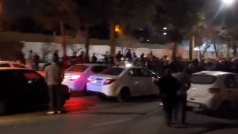 الاحتجاجات أما السجن الإيراني محمد قبادلو ومحمد بروغني