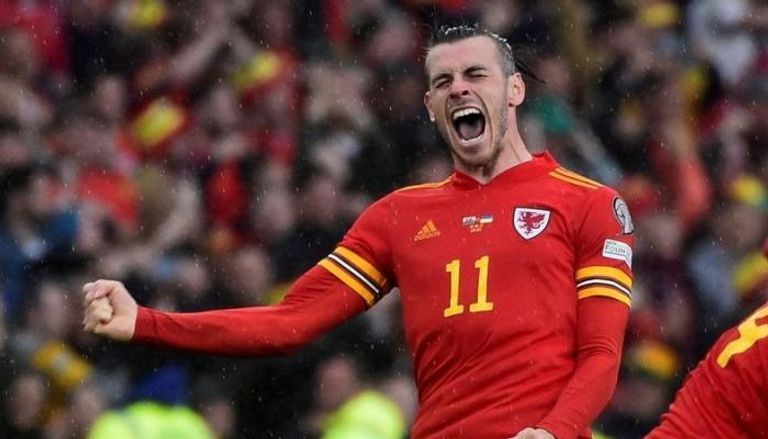 جاريث بيل بقميص منتخب ويلز جاريث بيل يلعب الجولف