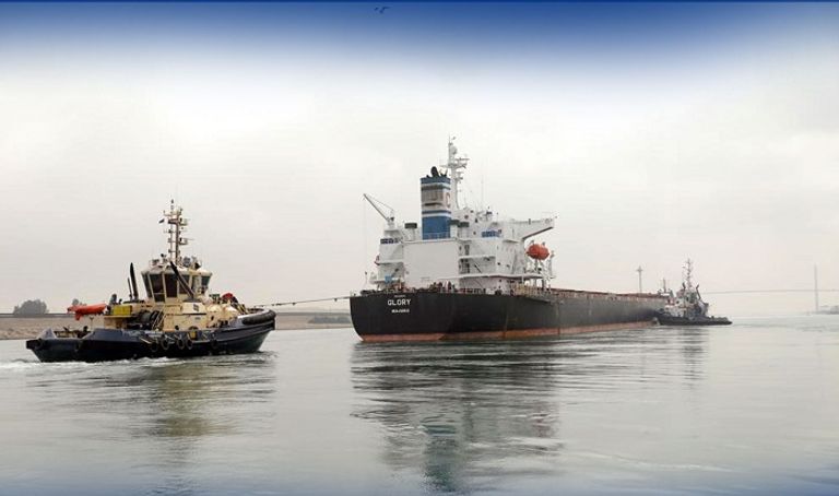 جانب من تعويم السفينة جلوري