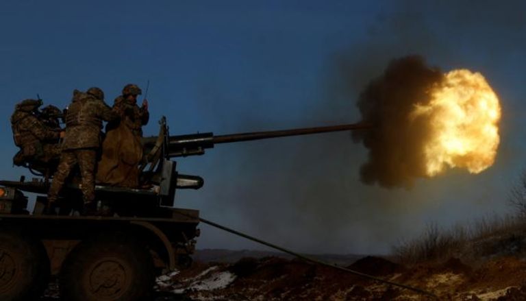 عناصر من الجيش الأوكراني على مدفع مضاد للطائرات - رويترز