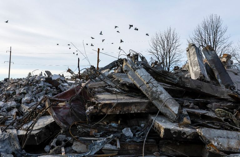 عناصر من الجيش الأوكراني على مدفع مضاد للطائرات - رويترز