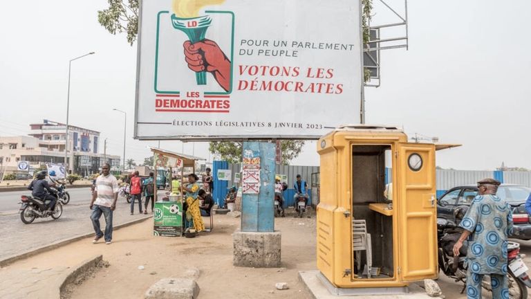 مراقبون بمكتب اقتراع في كوتونو- بنين