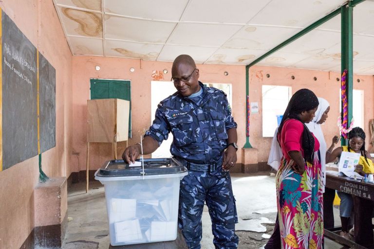 مراقبون بمكتب اقتراع في كوتونو- بنين