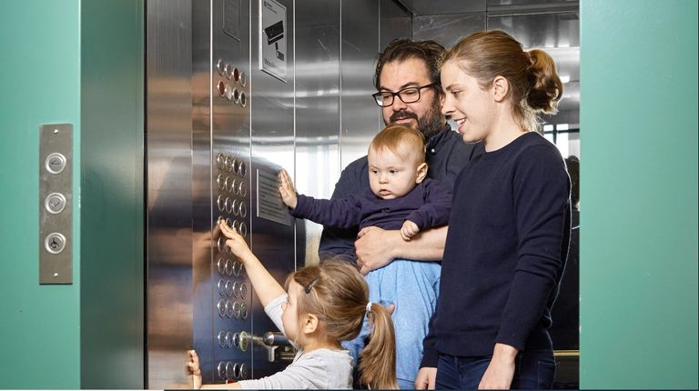 طفلة تشاهد مع أمها كيف تستخدم طفاية الحريق - أرشيفية