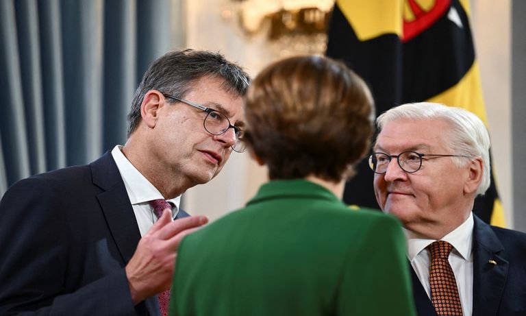 الرئيس الألماني يقف مبتسما أمام إحدى الدمى - رويترز