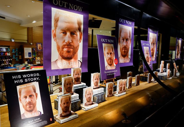 قراء يقبلون على شراء مذكرات هاري