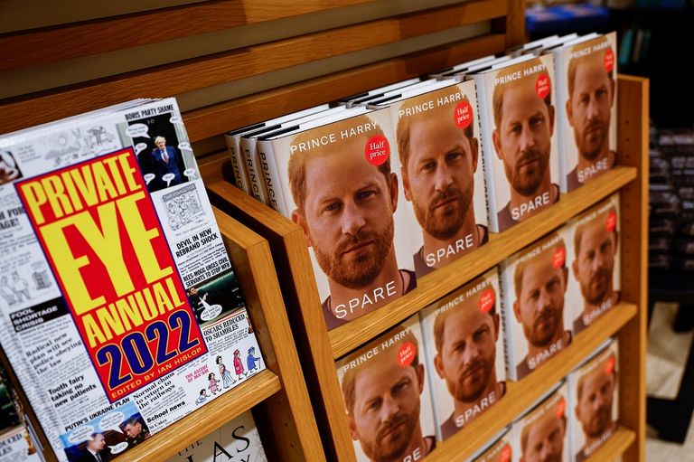 قراء يقبلون على شراء مذكرات هاري