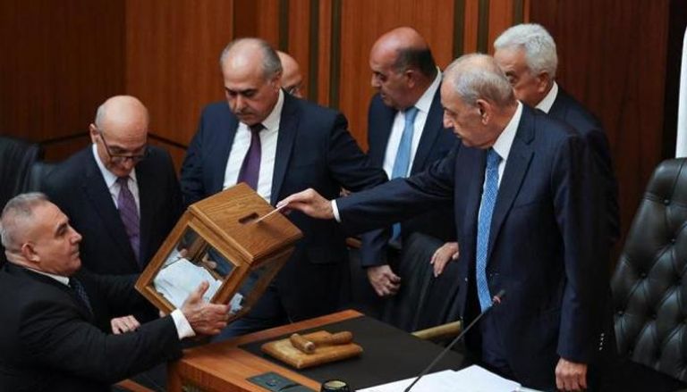 رئيس البرلمان اللبناني وبعض النواب أثناء التصويت في جلسة سابقة-أرشيفية