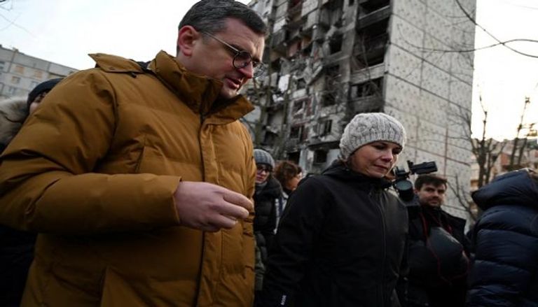 وزيرة الخارجية الألمانية تتفقد مباني سكنية تضررت جراء الحرب الأوكرانية - رويترز