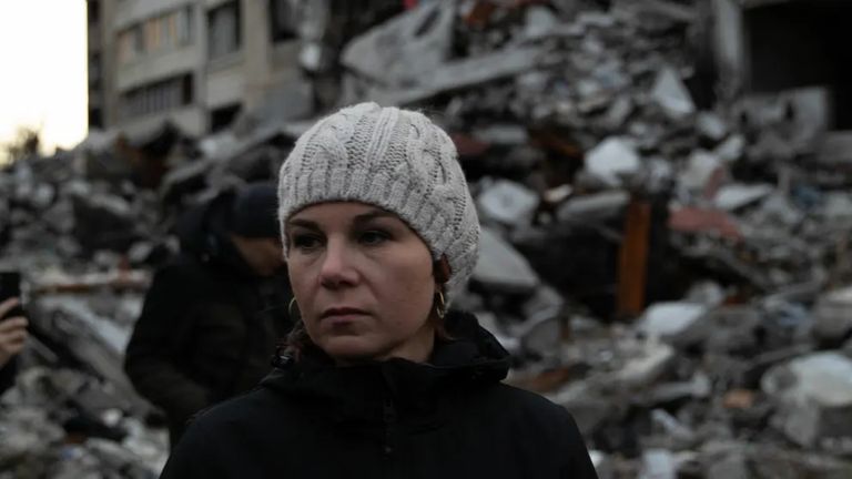 وزيرة الخارجية الألمانية تتفقد مباني سكنية تضررت جراء الحرب الأوكرانية - رويترز