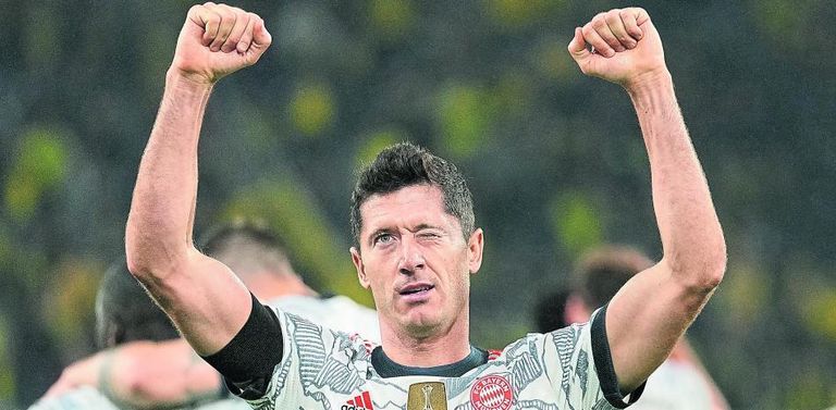 ليفاندوفسكي يحتفل بالتسجيل في سوبر ألمانيا 2021 روبرت ليفاندوفسكي في السعودية لحضور السوبر