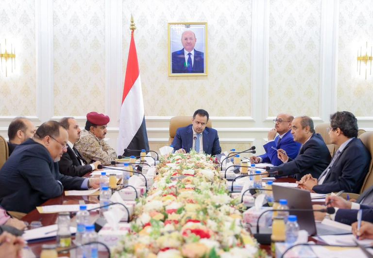 طفل يمني يحمل أسطوانة غاز منزلي.. أرشيفية