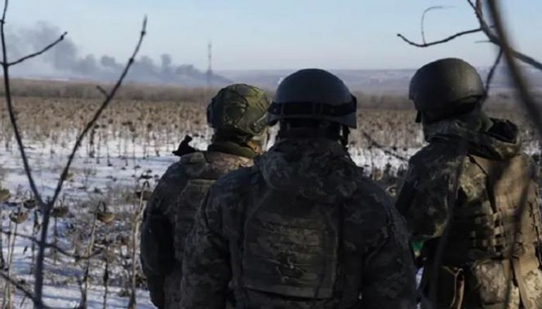 جنود أوكرانيون يشاهدون الدخان يتصاعد خلال القتال ضد القوات الروسية في سوليدار 