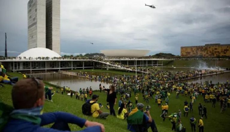 أنصار الرئيس البرازيلي اليميني المتطرف جاير بولسونارو يتجمعون خارج الكونغرس 
