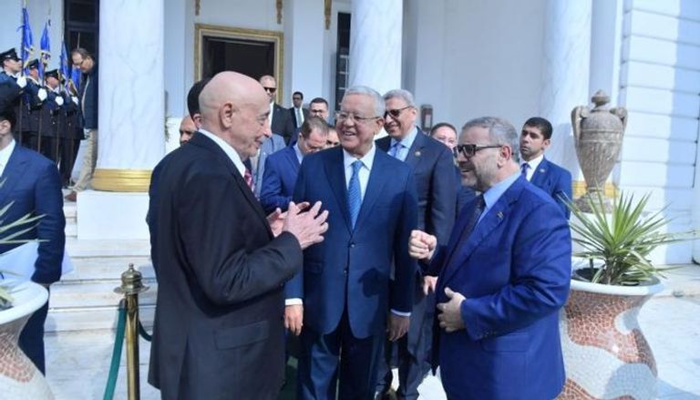 صالح والمشري يتوسطهما رئيس البرلمان المصري حنفي جبالي 