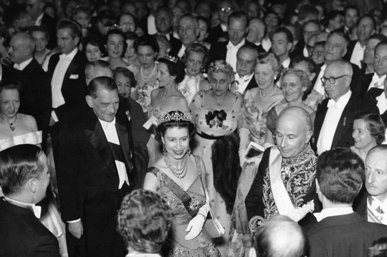 الملكة إليزابيث خلال زيارة رسمية لها لفرنسا الملك تشارلز مع الرئيس الفرنسي إيمانويل ماكرون