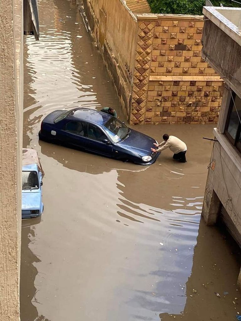 رفع تراكمات مياه الأمطار في شوارع الإسكندرية