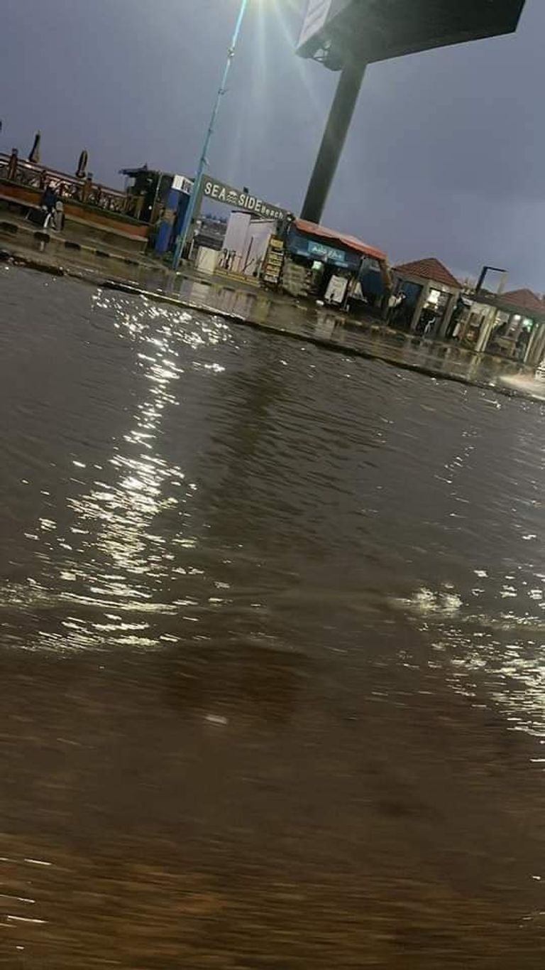 رفع تراكمات مياه الأمطار في شوارع الإسكندرية