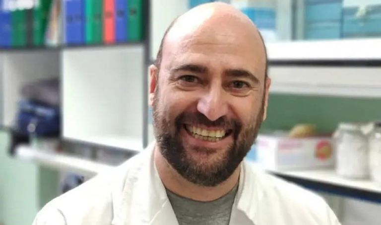 خوان جارسيا أريازا، الأستاذ بكلية الطب جامعة إشبيلية، وقائد الفريق البحثي خليتان إحداهما أصيبت بالفيروس لغياب التطعيم والأخرى لم تصب