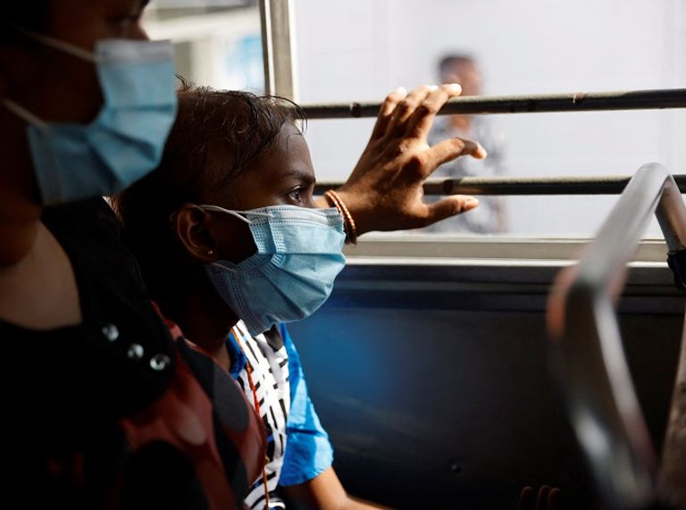 سريلانكيون يصطفون للحصول على أدوية لعلاج السرطان - رويترز