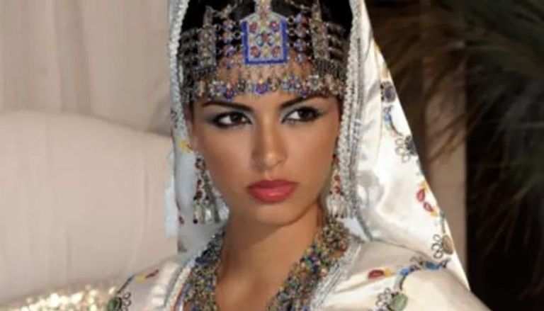 فتاة بالزي التقليدي الأمازيغي