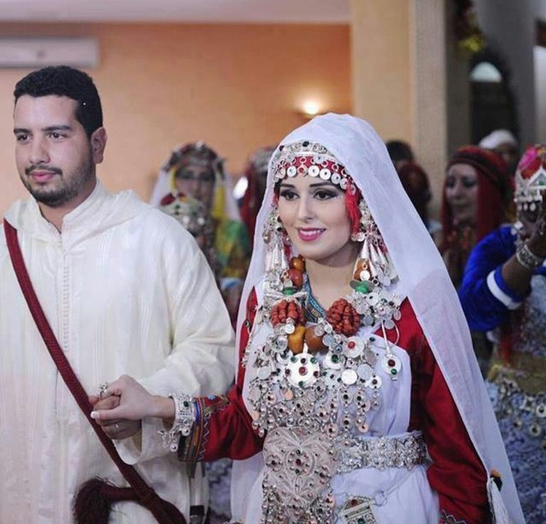 فتاة بالزي التقليدي الأمازيغي