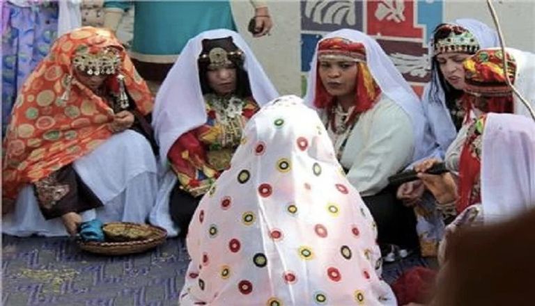 فتاة بالزي التقليدي الأمازيغي