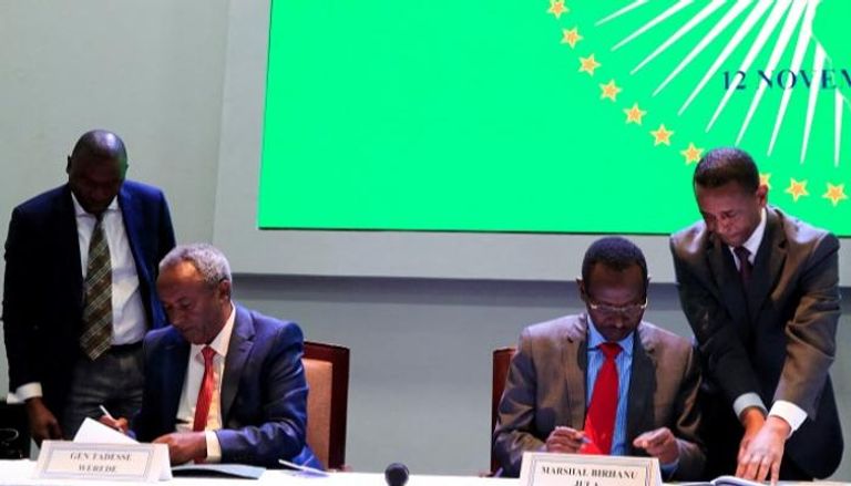 مسؤول إثيوبي وقيادي في جبهة تحرير تيغراي يوقعان اتفاق وقف إطلاق النار