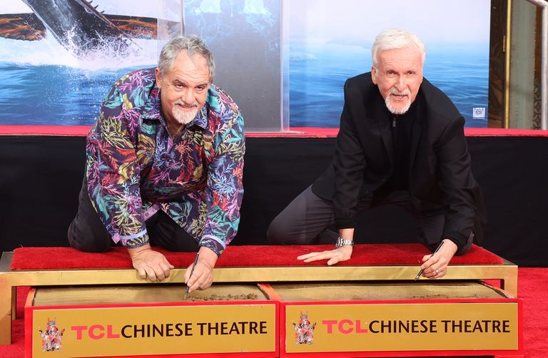 جيمس كاميرون وجون لانداو يحتفلان بنجاح أفاتار