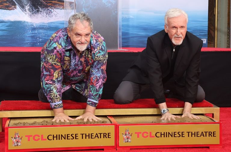 جيمس كاميرون وجون لانداو يحتفلان بنجاح أفاتار