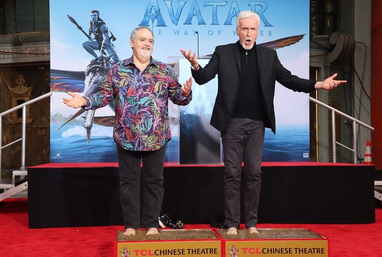جيمس كاميرون وجون لانداو يحتفلان بنجاح أفاتار