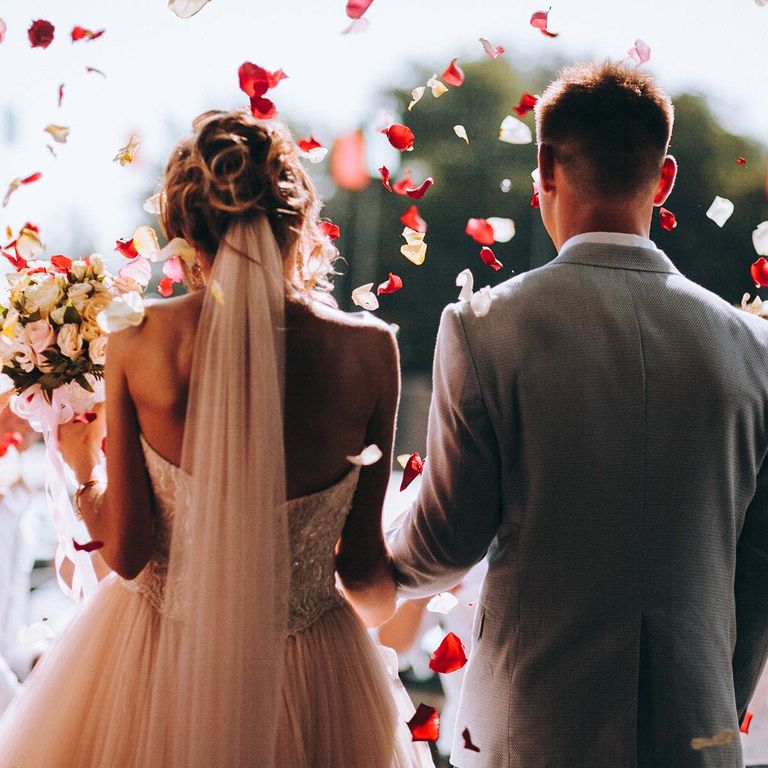 شاب يضع خاتم زواج في إصبع فتاة - أرشيفية